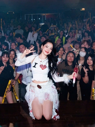 Chi Pu xúc động trong buổi họp fan
