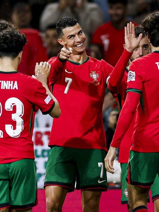 Ronaldo nói gì khi chỉ cách kỷ lục 1.000 bàn thắng đúng 90 bàn? 