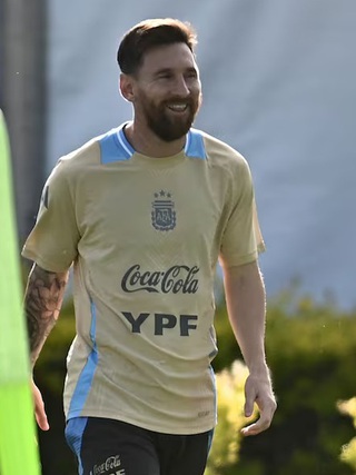 HLV đội tuyển Argentina bất ngờ lên tiếng về tình trạng của Messi