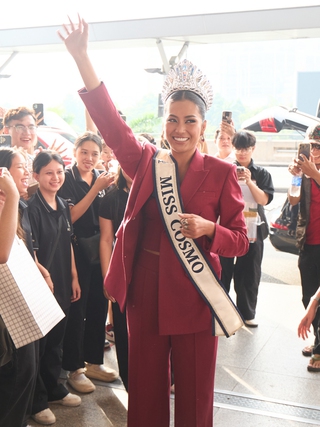 Miss Cosmo trở về quê nhà Indonesia, gây thích thú khi nói tiếng Việt tại sân bay