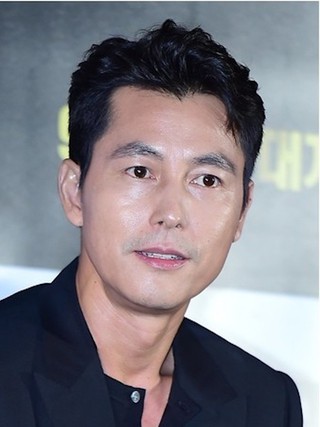 'Nam thần' Jung Woo Sung bị khui chuyện có con với người mẫu kém 16 tuổi