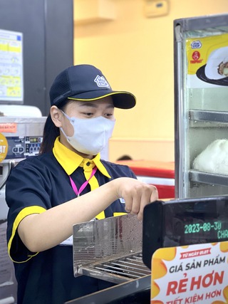 Sắp đến tết 2025, nhiều nơi tất bật tuyển dụng nhân viên...