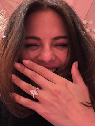 Selena Gomez bất ngờ thông báo đính hôn