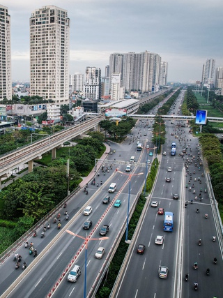 Giao thông ở tuyến đường dọc metro số 1 ra sao vào giờ cao điểm?