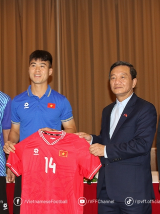 Đội tuyển Việt Nam được tiếp sức đặc biệt trước trận ra quân AFF Cup tại Lào