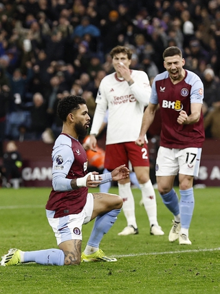 M.U thắng cảm xúc Aston Villa, Varane liên tục bị đối thủ khiêu khích
