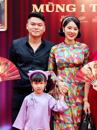 Chồng ân cần chăm sóc Lê Phương tại sự kiện