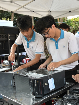 Trí thức trẻ giúp người dân chuyển đổi số