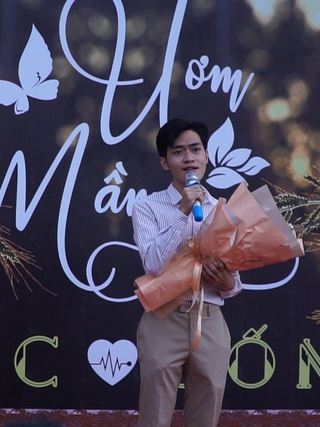 Con mắc bệnh hiếm, mẹ gấp hạc giấy cầu nguyện cho con cùng các bạn