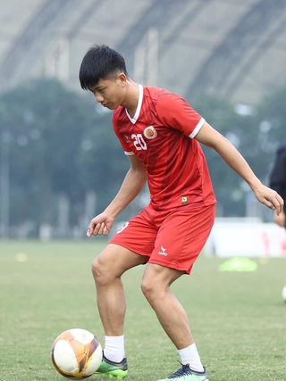 HLV Kiatisak và ông Troussier cùng nhận tin vui