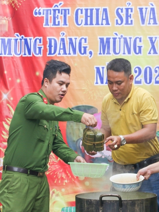 Các chiến sĩ công an nấu bánh chưng xuyên đêm tặng người nghèo đón tết