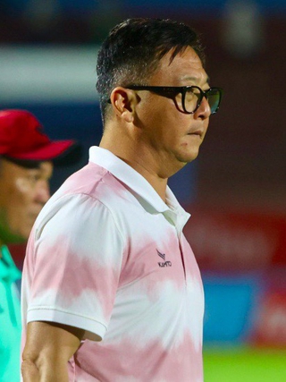Đua vô địch V-League: HLV nội đấu tay đôi với thầy ngoại