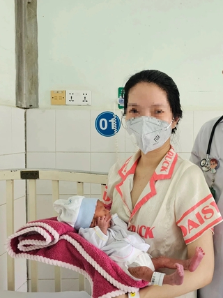 Cứu sống trẻ sinh non 32 tuần bị suy hô hấp, nhiễm khuẩn sơ sinh