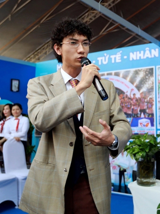Gonzo rap ngẫu hứng tại gian trưng bày của Báo Thanh Niên làm bạn trẻ thích thú