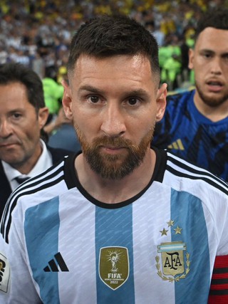 Đội tuyển Argentina tức tốc tìm người thay Messi, Ronaldo đi nghỉ mát vì bị loại