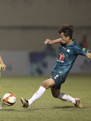 Thắng sốc chủ nhà Thanh Hóa, HLV Vũ Tiến Thành cùng HAGL thoát đáy bảng V-League