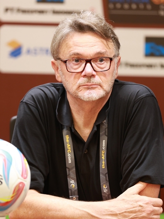 Bóng đá Indonesia tiếp tục 'ám' HLV Troussier