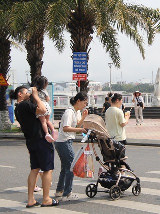 Người dân, du khách 'đưa 2 tay ủng hộ' lưu thông 1 chiều quanh chợ Hàn