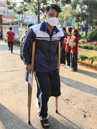 Bị tai nạn đúng cao điểm ôn thi, nam sinh nói 'quyết tâm nhiều hơn'