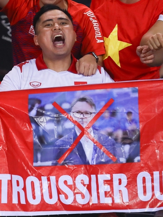 'Troussier out'
