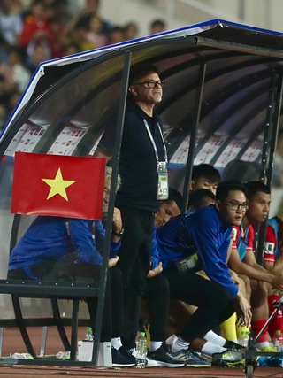 HLV Troussier: ‘Tôi đã đóng cửa đầu óc mình với truyền thông. Tôi thất bại. Tôi nhớ Việt Nam’