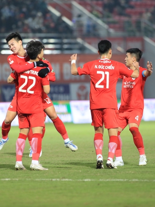 Lạ lùng V-League: Thể Công Viettel đua trụ hạng với Khánh Hòa