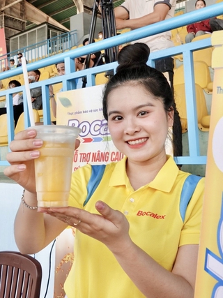 Nữ tình nguyện viên Tây Đô xinh đẹp và ly nước mát trên sân Cần Thơ