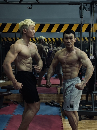 Đứng chung một khung hình, cha con gymer trông như hai anh em