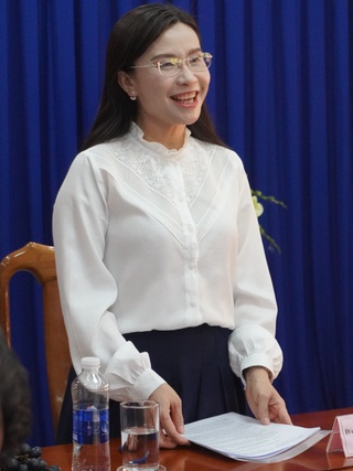 Chị Nguyễn Phạm Duy Trang làm việc với Trung tâm Thanh thiếu niên Miền Nam
