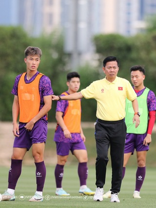 HLV Hoàng Anh Tuấn sẽ làm gì để giải quyết nỗi sợ VAR của cầu thủ Việt Nam?
