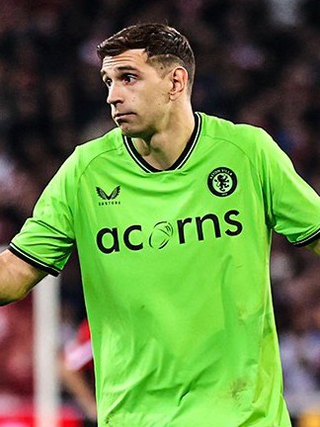 Lý do thủ môn Emiliano Martinez nhận 2 thẻ vàng vẫn không bị đuổi khỏi sân?