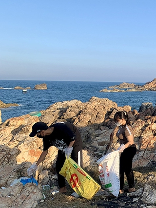 'Biệt đội siêu nhân' nhặt rác ở Gành Đèn