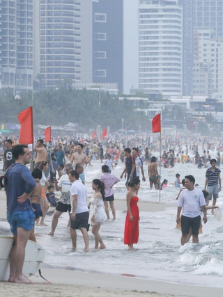 Người dân Đà Nẵng đổ ra biển giải nhiệt, khách tây hào hứng lướt ván
