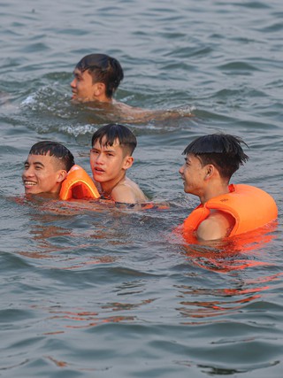 Hàng trăm người tìm đến sông Hương giải nhiệt cơn nóng bức