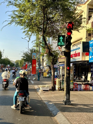 Gặp đèn đỏ ở ngã ba, xe máy đi thẳng có bị CSGT thổi phạt?