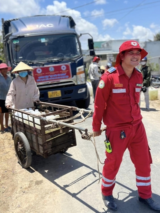 Vượt hàng trăm cây số bất kể ngày đêm đưa nước ngọt đến bà con