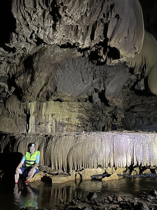 Bên trong hang động mới phát hiện có 'rèm thạch nhũ' khổng lồ ở Quảng Bình