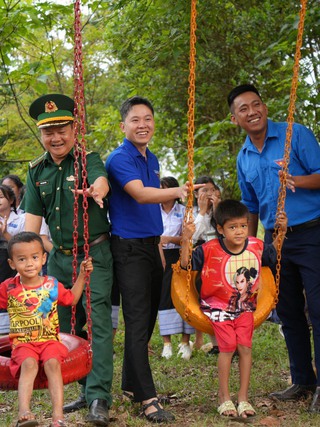 Nhiều phần quà tặng cho quân, dân nước bạn Lào nhân dịp tết Bunpimay