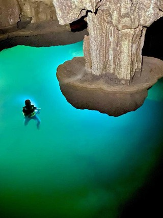 Độc đáo hồ nước 'treo' bên trong hệ thống hang Thung ở Quảng Bình