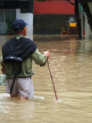 Thành phố Thanh Hóa ngập nặng sau cơn mưa sáng