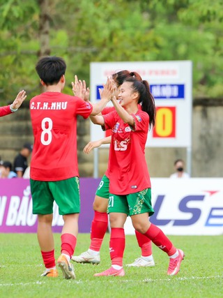 ‘Cánh chim lạ’ đưa CLB TP.HCM I bay cao, Phong Phú Hà Nam thắng trận vất vả