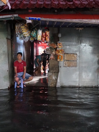 Mưa lớn giờ tan tầm: Chợ Thủ Đức, đường Phạm Văn Đồng... ngập sâu có nơi gần 1m