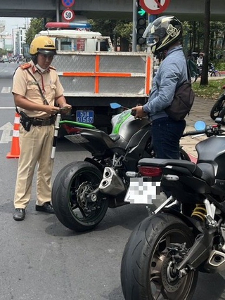 Nhiều người đi mô tô bị CSGT TP.HCM phạt vì lý do không ngờ đến