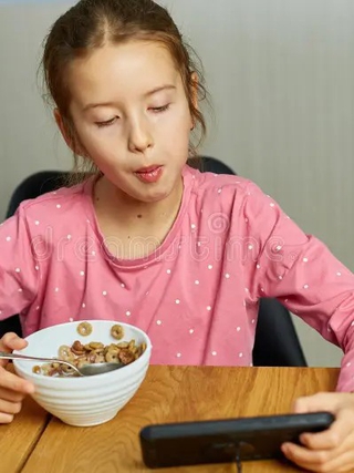 Xem điện thoại, tivi trong khi ăn tác động đến sức khỏe như thế nào?