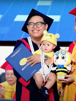 Khoảnh khắc bố trẻ cùng con trai 7 tháng tuổi nhận bằng tốt nghiệp đại học