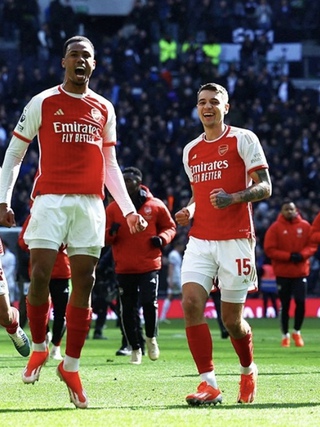 Ngoại hạng Anh: Arsenal còn nước còn tát