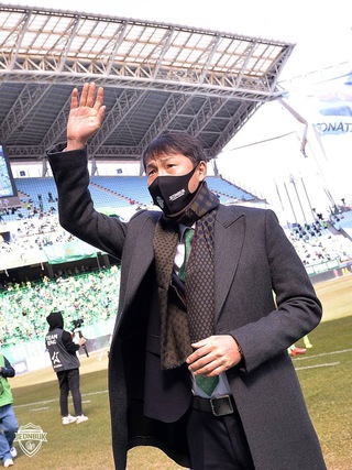Tân HLV Kim Sang-sik cùng ông Park Hang-seo dự khán trận Viettel Thể Công đấu HAGL