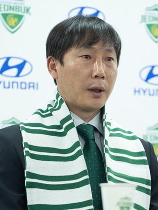 HLV Kim Sang-sik có thực sự là người bóng đá Việt Nam đang cần ?