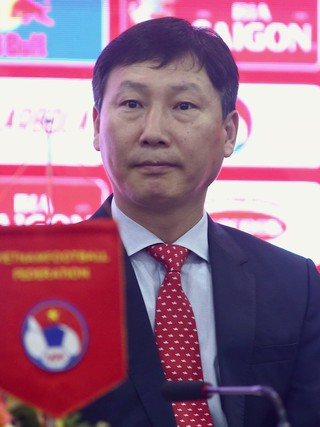 Tái thiết đội tuyển Việt Nam, HLV Kim Sang-sik nhắc đến ông Lee Young-jin, Công Phượng và Văn Toàn