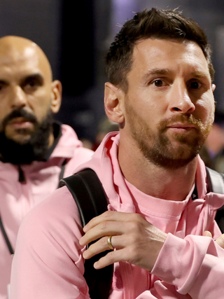 Vệ sĩ riêng làm điều gì, Messi phản ứng ra sao mà lại gây sốt mạng xã hội?